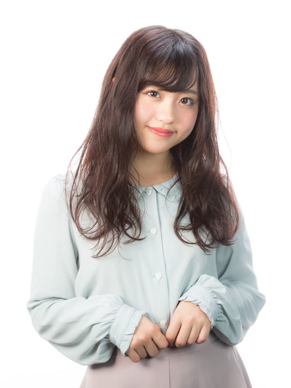 胸上の長さのロングヘアを正面から見た写真(モデル)