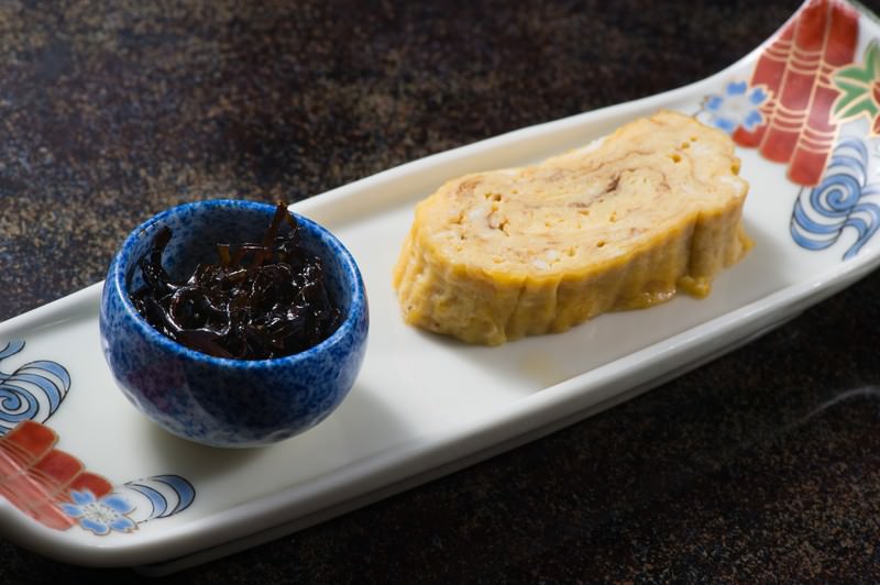 長皿に盛っただし巻き卵と、小鉢の昆布の佃煮