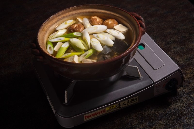 土鍋で煮えるねぎ・しいたけ・豆腐の鍋