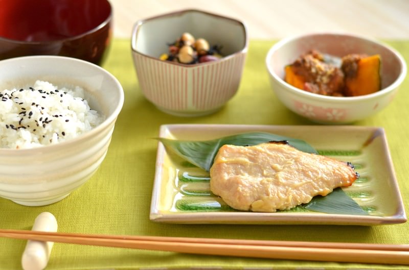 笹の葉を敷いた角皿に盛った、魚の西京焼き