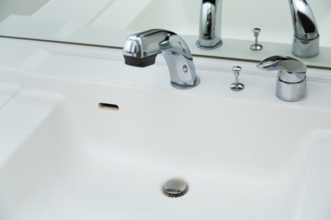 白い洗面ボウルと水栓