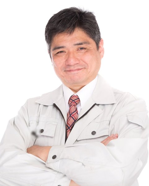 代表のイメージ写真。グレーの作業着を着て、ほほえむ男性(モデル)
